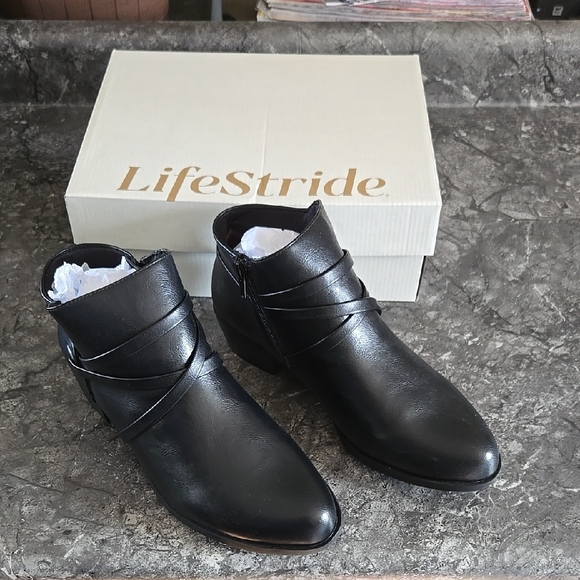 Life Stride Shoes - Black Ankle Boots